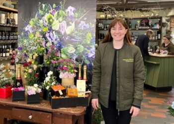 Petricia Elise Nattestad ved sin smukke opstilling i forbindelse med fagprøven hos Mimosa Blomster - Vinkrogen. Foto: Niels Skipper.