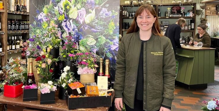 Petricia Elise Nattestad ved sin smukke opstilling i forbindelse med fagprøven hos Mimosa Blomster - Vinkrogen. Foto: Niels Skipper.