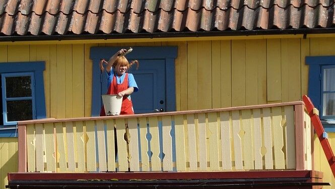 Pippi Langstrømpe foran Villa Villakulla. Foto: Pixabay.