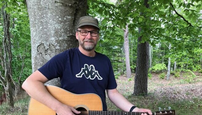 Preben Holm er klar med guitaren i Hygge Caféen. Foto: Privat.