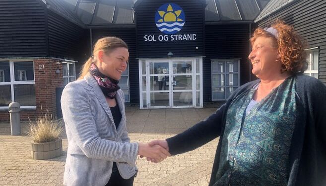 Rikke-Louise Klarskov byder velkommen til Marianne, der er ny HR-konsulent i Sol og Strand-koncernen.