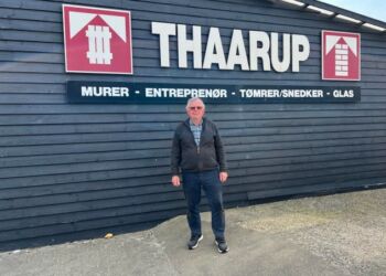 Jørgen Thaarup under virksomhedens velkendte logo på Doggerbanke 10 i Hirtshals. Foto: Niels Skipper.