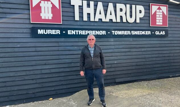 Jørgen Thaarup under virksomhedens velkendte logo på Doggerbanke 10 i Hirtshals. Foto: Niels Skipper.