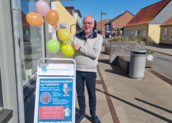 Tommy Høj har pustet balloner op og er klar til en rigtig børnedag i Hirtshals.