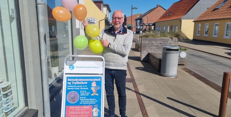 Tommy Høj har pustet balloner op og er klar til en rigtig børnedag i Hirtshals.