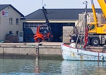 Trucken løftes op af havnebassinet ved Nordvestkajen. Foto: Privat.