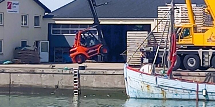 Trucken løftes op af havnebassinet ved Nordvestkajen. Foto: Privat.