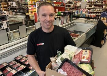 SPAR Hjørring købmanden Dennis Bak på Nordens Allé sponsorerer gode råvarer til en gang boller i karry. 
Foto: Palle W. Nielsen