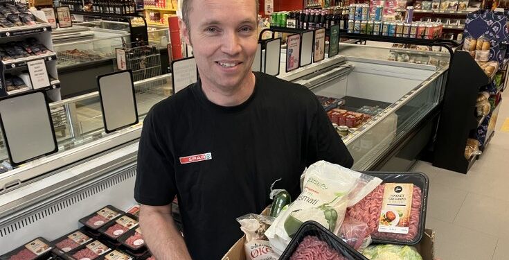 SPAR Hjørring købmanden Dennis Bak på Nordens Allé sponsorerer gode råvarer til en gang boller i karry.
Foto: Palle W. Nielsen