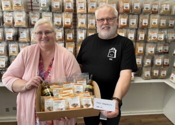 Doris og Ove Christensen med årets gave til Fars Dag. Foto: Palle W. Nielsen