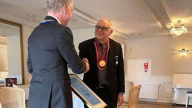 Uffe Nielsen fik overrakt prisen på Tyrstrup Kro. Pressefoto