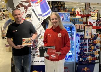 SPAR Hjørring købmanden på Nordens Allé, Dennis Bak, støtter sammen med Nordsøposten Malene Elefsen og arrangementets tombola. 
Foto: Palle W. Nielsen