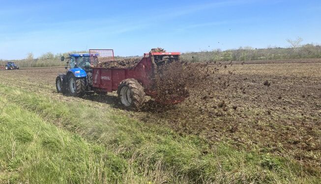 Landmand spreder møg. Foto (arkiv): Palle W. Nielsen