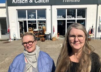 De to veninder Merete og Mie har butik dør om dør ved tanken i Tversted. Foto: Palle W. Nielsen