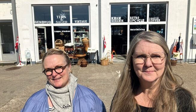 De to veninder Merete og Mie har butik dør om dør ved tanken i Tversted. Foto: Palle W. Nielsen