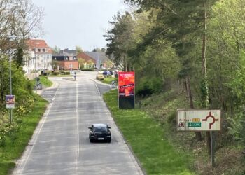 Naturkommunen Hjørring sælger reklameplads på meget farverige og meget store søjler ved den naturskønne indfartsvej til Hjørring. 
Foto: Palle W. Nielsen