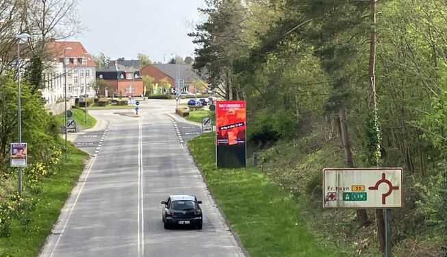 Naturkommunen Hjørring sælger reklameplads på meget farverige og meget store søjler ved den naturskønne indfartsvej til Hjørring. 
Foto: Palle W. Nielsen