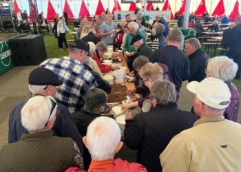 Trængsel ved sildebordet på Sindal Marked. Foto: Palle W. Nielsen