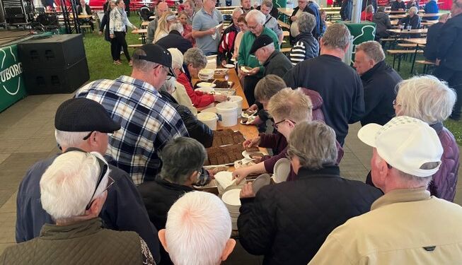 Trængsel ved sildebordet på Sindal Marked. Foto: Palle W. Nielsen