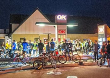 Arkivfoto fra Coast2Coast, hvor deltagerne holder hvil ved Dagli' Brugsen i Mosbjerg.