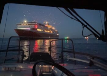 Hovedredningscentralen koordinerede aktionen, efter der var udbrudt brand på passagerfærgen. Redningsselskabet assisterede med tre redningsbåde. Foto: Redningsselskabet.