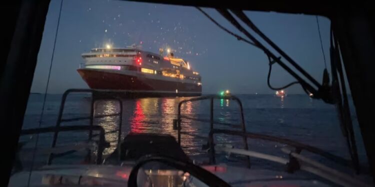 Hovedredningscentralen koordinerede aktionen, efter der var udbrudt brand på passagerfærgen. Redningsselskabet assisterede med tre redningsbåde. Foto: Redningsselskabet.