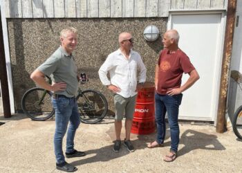 Næstformand i bestyrelsen Karsten Mølgaard sammen med den kommende forstander Søren Hall og lærer ved Hirtshals Skolecenter Jørgen Jensen. Foto: Niels Chr. Jakobsen.