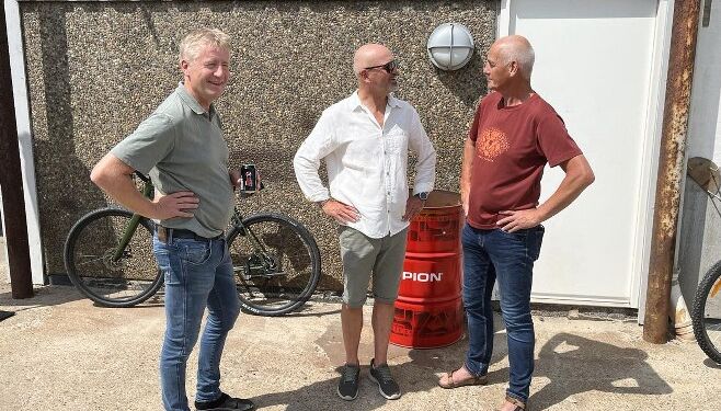 Næstformand i bestyrelsen Karsten Mølgaard sammen med den kommende forstander Søren Hall og lærer ved Hirtshals Skolecenter Jørgen Jensen. Foto: Niels Chr. Jakobsen.