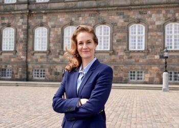Maria Reumert Gjerding er præsident i Danmarks Naturfredningsforening og ses her foran Christiansborg. Foto: DN.