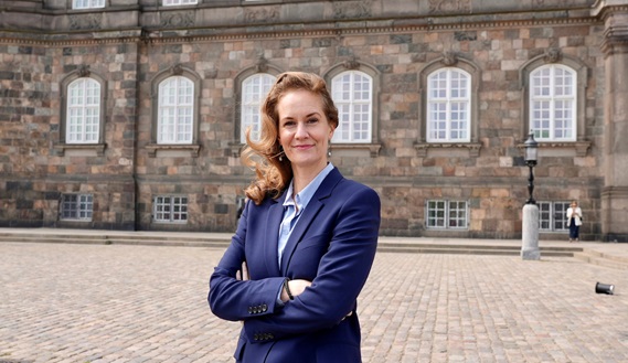 Maria Reumert Gjerding er præsident i Danmarks Naturfredningsforening og ses her foran Christiansborg. Foto: DN.