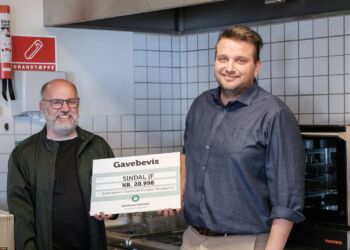 Steffen Haabendal-Jessen modtager donationen af afdelingsdirektør Mads Nielsen.