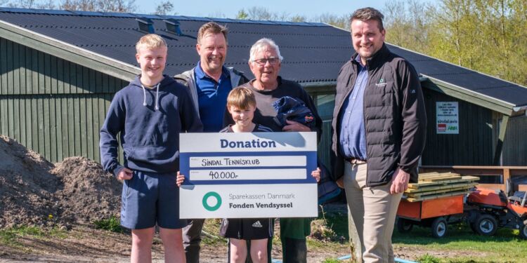 Jens, Karsten, Frederik og formanden Arne Vestergaard modtager donationen af afdelingsdirektør Mads Nielsen.
