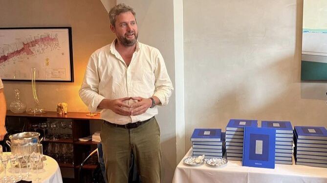 Esben Sverdrup-Jensen fra DPPO ses her præsentere bogen Herring. Foto (arkiv): Privat.