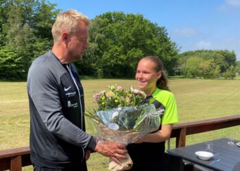 Fortunas cheftræner Bo Zinck overrækker blomster til Karoline Olesen. Foto: Fortuna.