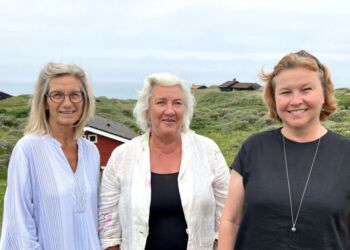 Tre opera-damer i klitterne er fra venstre Helle Løchte, Lisbet Hvid Hermansen og Sine Bundgård. 
Foto: Palle W. Nielsen
