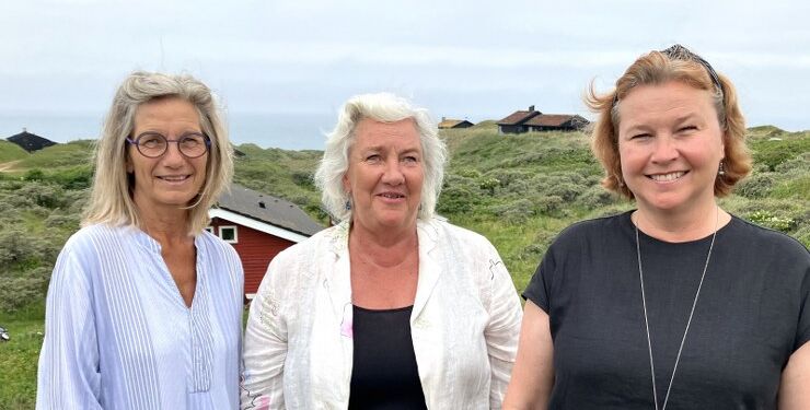 Tre opera-damer i klitterne er fra venstre Helle Løchte, Lisbet Hvid Hermansen og Sine Bundgård. 
Foto: Palle W. Nielsen