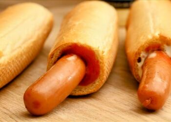 Støt SIF Fodbold. Køb en fransk hotdog eller en frankfurter. PR-foto.