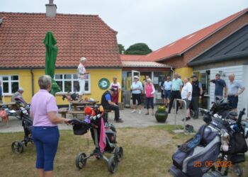 Ingerlise THaarup byder velkommen til at slå et slag for Kræftens Bekæmpelse i Hirtshals Golfklub. Foto: Finn Madsen.