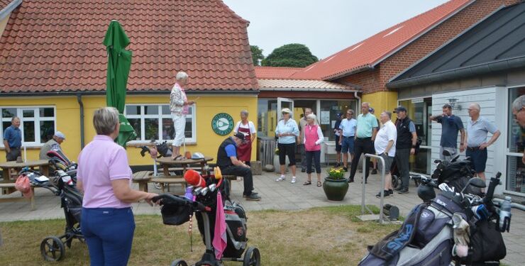 Ingerlise THaarup byder velkommen til at slå et slag for Kræftens Bekæmpelse i Hirtshals Golfklub. Foto: Finn Madsen.