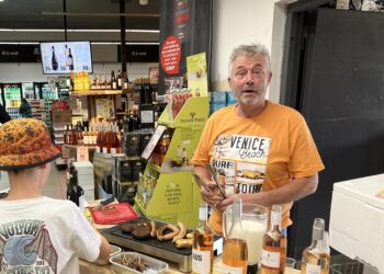 Vlaus Neve Olsen havde under hedebølgen fredag fundet den lille elektriske grill frem hos Spar i Hirtshals. Foto: Niels Skipper.