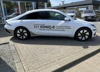 Her er det Hyundais nye eldrevne Ioniq 6 hos Rørbæk Biler i Hjørring. Foto: Niels Skipper.