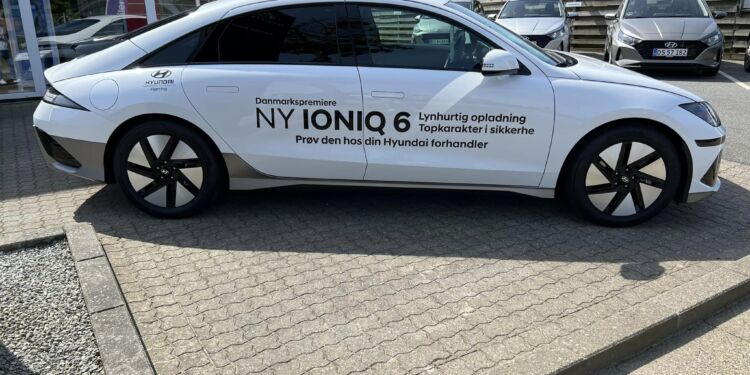 Her er det Hyundais nye eldrevne Ioniq 6 hos Rørbæk Biler i Hjørring. Foto: Niels Skipper.