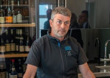 Kim Møller Kjær fra Villa Vest, som sidste år modtog en Michelinstjerne, har sin køkkenchef Anders Holm Kiel i spidsen for sin restaurant i Lønstrup, der nu roses til skyerne i Politiken. Foto (arkiv): Jens Kranen.