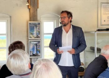 Socialdemokratiets 2. viceborgmester Thomas Klimek ved en fernisering til Kunst på Fyret. Foto (arkiv): Niels Skipper.