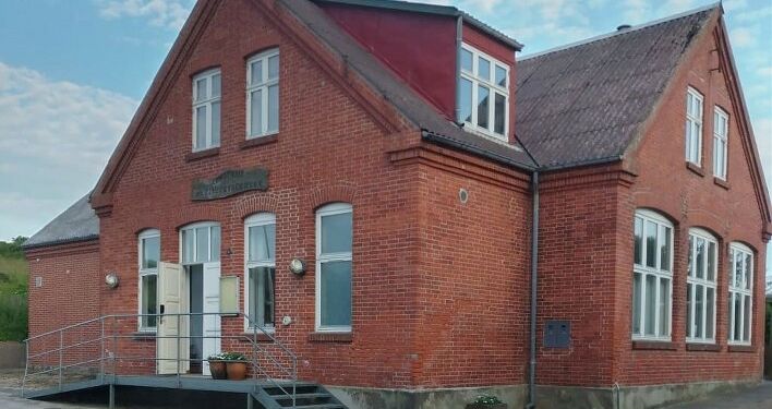 Lønstrup gl. Skole, Bugten 4 i Lønstrup huser på 1. salen lokalhistorisk arkiv for Lønstrup, Skallerup og Vennebjerg.