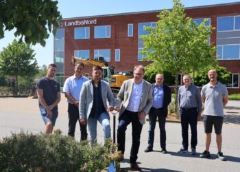 Her er det fra venstre Nicolai Suhr Larsen, projektchef i A/S Trigon, Mark Krebs, arkitekt MAA og partner i BJERG Arkitektur A/S, Mikkel Mørk Westergaard, adm. direktør i A/S Trigon, Uffe Bertelsen, adm. direktør i LandboNord, Torben Farum, formand for LandboNord, Jørgen Olesen, beregner i A/S Trigon og Thomas Haahr Jensen, projektchef i A/S Trigon.