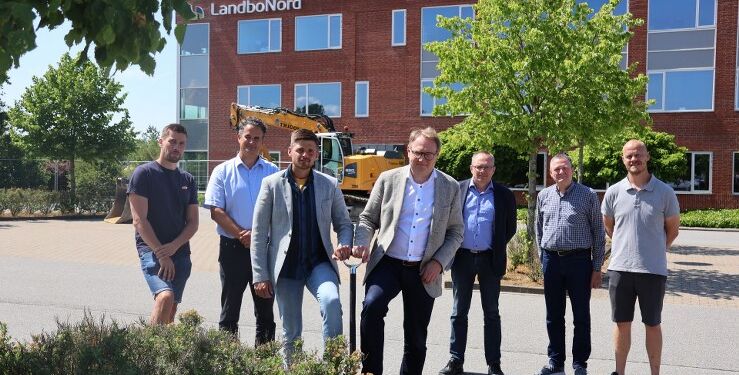 Her er det fra venstre Nicolai Suhr Larsen, projektchef i A/S Trigon, Mark Krebs, arkitekt MAA og partner i BJERG Arkitektur A/S, Mikkel Mørk Westergaard, adm. direktør i A/S Trigon, Uffe Bertelsen, adm. direktør i LandboNord, Torben Farum, formand for LandboNord, Jørgen Olesen, beregner i A/S Trigon og Thomas Haahr Jensen, projektchef i A/S Trigon.