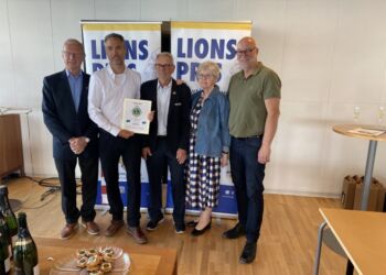 Prisvinder Søren Holm flankeret af Lions Prisudvalget distriktsrepræsentanter, fra Venstre Ole Ruback, København, Søren Holm, prisvinder, Peter Møller, formand for Lions Pris udvalget, Kristen Svendsen, Sønderjylland og Henrik Frand-Madsen, Nordjylland.