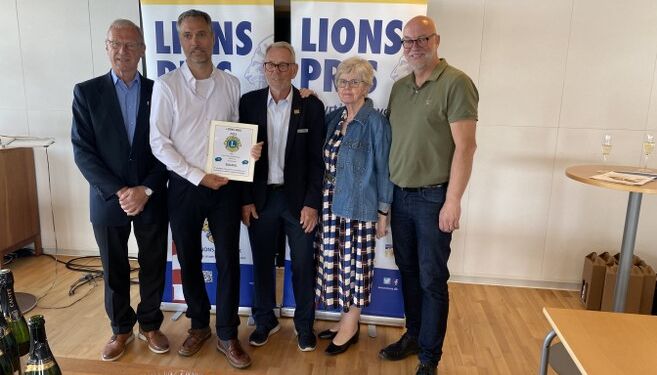 Prisvinder Søren Holm flankeret af Lions Prisudvalget distriktsrepræsentanter, fra Venstre Ole Ruback, København, Søren Holm, prisvinder, Peter Møller, formand for Lions Pris udvalget, Kristen Svendsen, Sønderjylland og Henrik Frand-Madsen, Nordjylland.