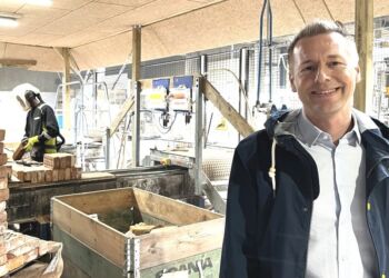 Direktør Mikkel Kastrup i den store hal, hvor mursten fra nedbrudte huse gøres klar til bæredygtigt genbrug.